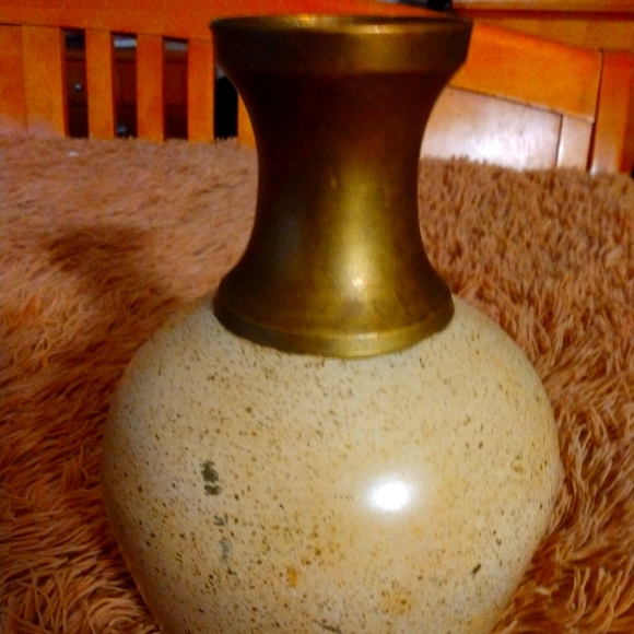 Beige and gold vase - Picture 3 of 3